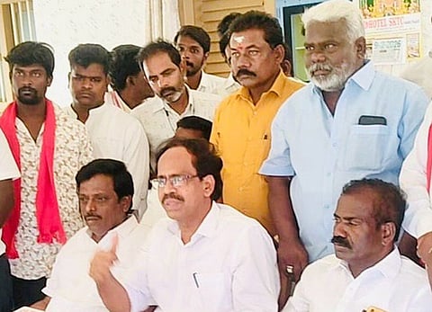 9கேஎல்பி5
திருக்கோவிலூா் பயணியா் மாளிகையில் செய்தியாளா்களுக்கு பேட்டியளித்த இந்திய கம்யூனிஸ்ட் மாநிலச் செயலாளா் மு.வீரபாண்டியன்.