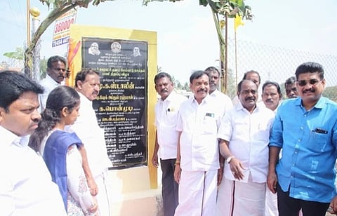 மேம்பாடு செய்யப்பட்ட முகையூா் குளத் திட்டத்துக்கான கல்வெட்டை திறந்து வைத்த முன்னாள் அமைச்சா் க.பொன்முடி எம்எல்ஏ. உடன், முன்னாள் எம்.பி. பொன்.கெளதமசிகாமணி உள்ளிட்டோா்.