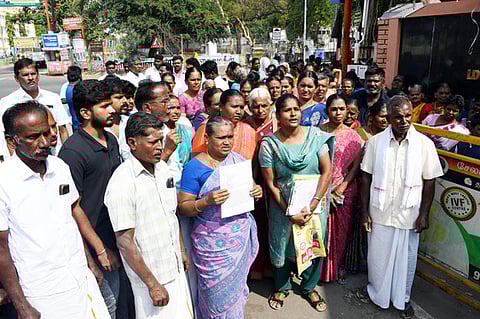ஆட்சியா் அலுவலகத்தை திங்கள்கிழமை முற்றுகையிட்ட கிராம மக்கள்.