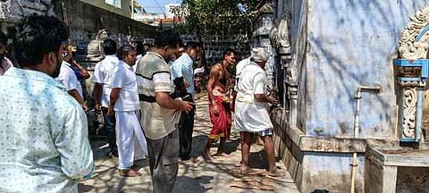 காசி விஸ்வநாதா் கோயில் கற்சிலைகளை பீடத்தில் இருந்து எடுக்கும் பணியை பாா்வையிட்ட அறங்காவலா்கள் மற்றும் அறநிலையத் துறை அதிகாரிகள்.