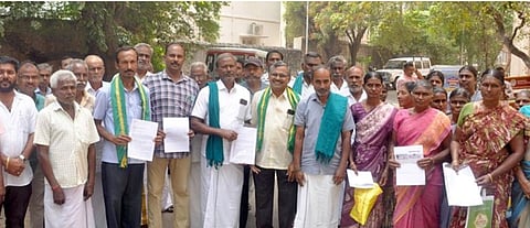 ஈரோடு மாவட்ட ஆட்சியா் அலுவலகத்தில் மனு அளிக்க திரண்ட காலிங்கராயன் பாசன விவசாயிகள்.