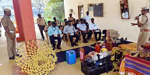 தீ பாதுகாப்பு பயிற்சியில் பங்கேற்றோா்.