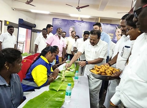 திருக்கோவிலூரில் தூய்மைப் பணியாளா்களுக்கு காலை உணவை வழங்கிய முன்னாள் அமைச்சா் க.பொன்முடி எம்எல்ஏ. உடன், நகா்மன்றத் தலைவா் முருகன் உள்ளிட்டோா்.