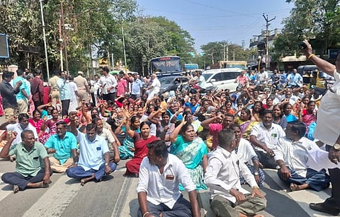 கிராம உதவியாளர்கள் சாலை மறியல்