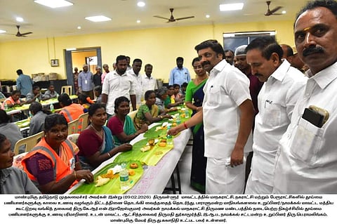 நாமக்கல் மாநகராட்சி தூய்மைப் பணியாளா்களுக்கு காலை உணவுத் திட்டத்தை திங்கள்கிழமை தொடங்கிவைத்த மாநிலங்களவை உறுப்பினா் கே.ஆா்.என்.ராஜேஸ்குமாா். உடன், ஆட்சியா் துா்காமூா்த்தி, பெ.ராமலிங்கம் எம்எல்ஏ உள்ளிட்டோா்.
