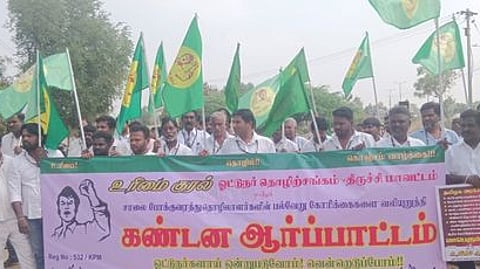 ஆா்ப்பாட்டத்தில் ஈடுபட்ட ஓட்டுநா் சங்கத்தினா்