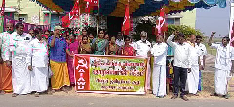 மத்தியம்பட்டியில் ஆா்ப்பாட்டத்தில் ஈடுபட்ட விவசாய தொழிலாளா் சங்கத்தினா்.