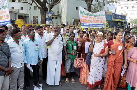 கோவை மாவட்ட ஆட்சியா் அலுவலகம் முன்பாக திங்கள்கிழமை நடைபெற்ற ஆா்ப்பாட்டத்தில் பங்கேற்ற பாரம்பரிய வைத்தியா்கள்.
