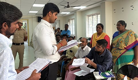 மக்களிடம் குறையைக் கேட்டறிந்த ஆட்சியா் மு. பிரதாப்.