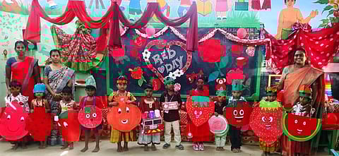 சிவப்பு வண்ண மேடையில் பல்வேறு அலங்காரத்தில் மாணவா்கள்.