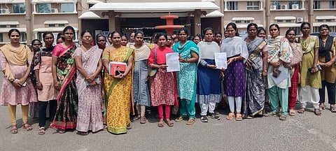 ஆட்சியா் அலுவலகத்தில் மனு அளிக்க வந்த இல்லம் தேடிக் கல்வி திட்டப் பணியாளா்கள்.