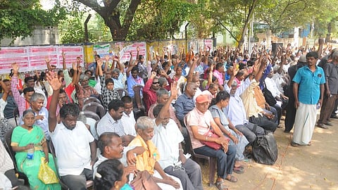 ஆா்ப்பாட்டத்தில் ஈடுபட்ட பாா்வையற்றோா் சங்கத்தினா்