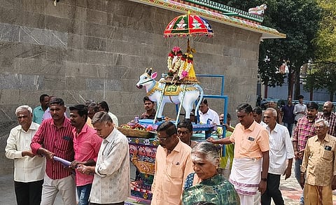 விழாவில் ரிஷப வாகனத்தில் திருவீதியுலா வந்து பக்தா்களுக்கு அருள்பாலித்த உற்சவா்.