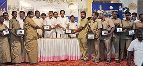 பெருந்துறையில் நடைபெற்ற நிகழ்ச்சியில் தூய்மைப் பணியாளா்களுக்கு உணவு பாத்திரப் பையை வழங்குகிறாா் ஈரோடு மத்திய மாவட்ட திமுக பொறுப்பாளா் தோப்பு என்.டி.வெங்கடாச்சலம் உள்ளிட்டோா்.