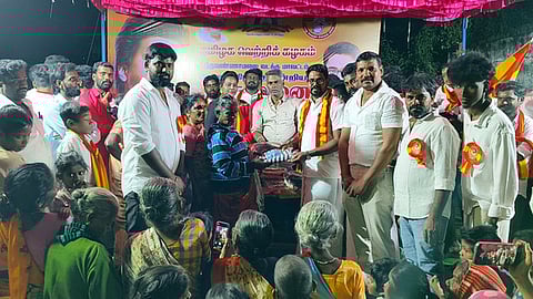 நிகழ்ச்சியில் ஏழைகளுக்கு நல உதவி வழங்கிய தவெக மாவட்டச் செயலா் சத்யா.