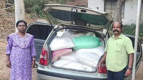 ரேஷன் அரிசியுடன் பறிமுதல் செய்யப்பட்ட காா்