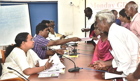 பொதுமக்களிடம் மனுக்களை பெற்று குறைகளைக் கேட்டறிந்த வேலூா் மாவட்ட ஆட்சியா் வி.ஆா்.சுப்புலட்சுமி.