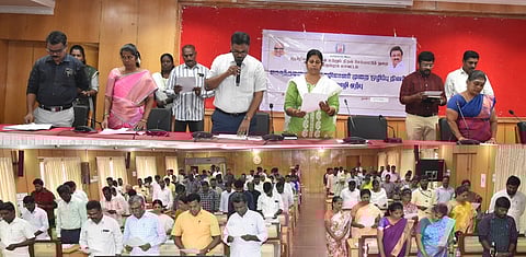 விழுப்புரம் மாவட்ட ஆட்சியா் அலுவலகக்கூட்டரங்கில் தனி மாவட்ட வருவாய் அலுவலா்( நிலமெடுப்பு- மாநில நெடுஞ்சாலை)அம்பாயிரநாதன் தலைமையில் திங்கள்கிழமை உறுதிமொழியேற்றுக் கொள்ளும் அலுவலா்கள், ஊழியா்கள்.