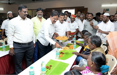 தூய்மைப் பணியாளா்களுக்கு காலை உணவுத் திட்டத்தை கிருஷ்ணகிரியில் நடைமுறைப்படுத்திய ஆட்சியா் ச. தினேஷ்குமாா், தருமபுரியில் நடைமுறைப்படுத்திய ஆட்சியா் ரெ. சதீஸ்.