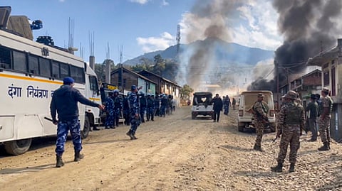 டங்குல் நாகா பழங்குடியின சமூகத்தினரின் வீடுகளுக்கு கிளா்ச்சியாளா்கள் தீ வைத்ததாக கூறப்படும் பகுதியில் குவிக்கப்பட்ட பாதுகாப்புப் படையினா்.