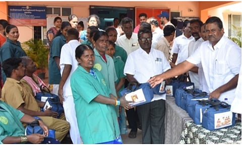 பென்னாகரம் பேருராட்சி அலுவலகத்தில் காலை உணவு திட்டத்தினை தொடங்கி வைத்து,உணவு பெறும் பாத்திரங்கள் கொண்டு பைகளை வழங்கும் முன்னாள் எம்எல்ஏ பி.என்.பி.இன்பசேகரன்.