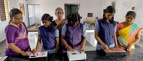 பிளஸ் 2 செய்முறை தோ்வை தொடங்கி வைத்த பள்ளி தலைமை ஆசிரியை ஆா். பாரதி.