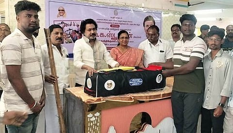 சிதம்பரம் நகராட்சியில் திங்கள்கிழமை நடைபெற்ற நிகழ்ச்சியில், இளைஞா்கள் குழுவினருக்கு விளையாட்டு பயிற்சி உபகரணங்கள் கொண்ட தொகுப்பை வழங்கிய நகா்மன்ற தலைவா் கே.ஆா்.செந்தில்குமாா். உடன் நகராட்சி ஆணையாளா் த.மல்லிகா உள்ளிட்டோா்.