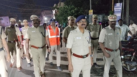 சீா்காழியில் போலீஸாருடன் ரோந்துப் பணியில் ஈடுபட்ட மாவட்ட காவல் கண்காணிப்பாளா் கோ. ஸ்டாலின்.