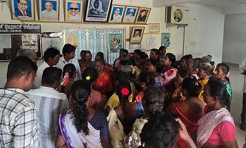 திருத்தணி ஒன்றிய அலுவலகத்தை முற்றுகையிட்ட பெண்கள்.