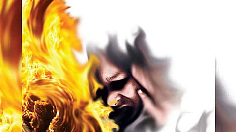 மதுப்பழக்கத்தைக் கண்டித்த கணவா்: தீக்குளித்த மனைவி!