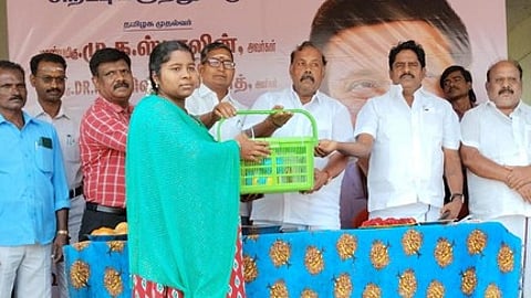 நல்லூரில் செவ்வாய்க்கிழமை நடைபெற்ற மருத்துவ முகாமில் கா்ப்பிணிக்கு ஊட்டச்சத்து பெட்டகம் வழங்கும் விருத்தாசலம் எம்எல்ஏ., எம்.ஆா்.ஆா்.ராதாகிருஷ்ணன்.