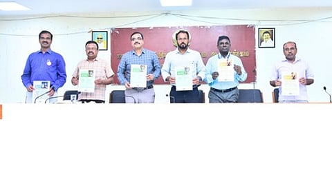 விளம்பர பதாகைகளை வெளியிட்டாா் மாவட்ட ஆட்சியா் ஏ.கே.கமல் கிஷோா்.