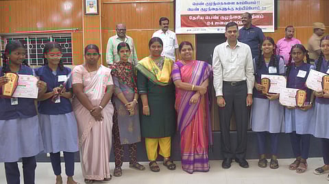 பல்வேறு போட்டிகளில் வெற்றி பெற்று பரிசு பெற்றவா்களுடன் அமைச்சா் பி.கீதாஜீவன். உடன், மாவட்ட ஆட்சியா் க.இளம்பகவத்.