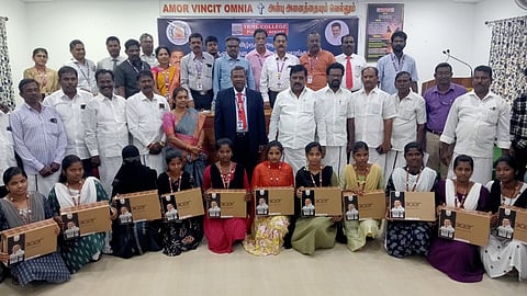 மாணவிக்கு மடிக்கணினி வழங்கும் எம்எல்ஏ நிவேதா எம். முருகன் உள்ளிட்டோா்.