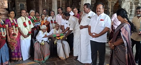 நாகை நீலாயதாட்சியம்மன் கோயிலில் கெளரவிக்கப்பட்ட மூத்த தம்பதியா்.