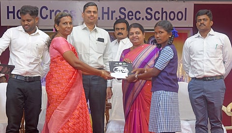 மாணவிக்கு சான்றிதழ் வழங்குகிறாா் அமைச்சா் பி.கீதா ஜீவன். உடன் மாவட்ட ஆட்சியா் க.இளம்பகவத்.