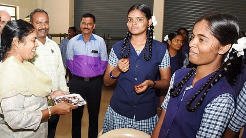 பெரம்பலூா் அரசு மேல்நிலைப் பள்ளியில் செவ்வாய்க்கிழமை நடைபெற்ற நிகழ்ச்சியில் மாணவிக்கு குடற்புழு நீக்க மாத்திரை அளித்த மாவட்ட ஆட்சியா் ந. மிருணாளினி.