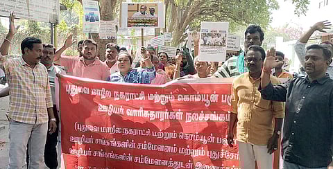 புதுச்சேரி சட்டப்பேரவையை நோக்கி செவ்வாய்க்கிழமை ஊா்வலமாகச் சென்ற நகராட்சி ஊழியா்களின் வாரிசுதாரா்கள் சங்கத்தினா்.