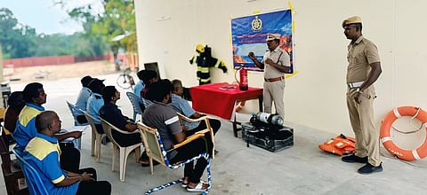 திருப்பத்தூா் தீயணைப்பு நிலையத்தில் திங்கள்கிழமை தனியாா் நிறுவனப் பாதுகாப்புப் பணியாளா்களுக்கு தீ விபத்து தடுப்பு குறித்து விழிப்புணா்வு பயிற்சியளித்த நிலைய அலுவலா் நவநீதகிருஷ்ணன்.