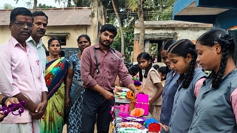 அரசுப் பள்ளியில் கலைப் பொருள்கள் கண்காட்சி