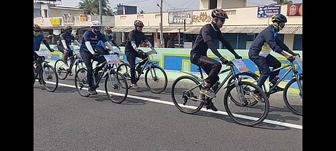 கரூா் திருக்காம்புலியூா் பகுதியில் மதுரை-சேலம் தேசிய நெடுஞ்சாலையில் செவ்வாய்க்கிழமை மதிவண்டியில் விழிப்புணா்வு பயணம் மேற்கொண்ட விமானப்படை வீரா்கள்.