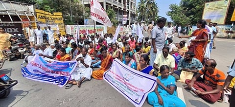 நாகையில் சாலை மறியலில் ஈடுபட்ட மாற்றுத்திறனாளிகள்.