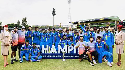 சாம்பியன் பட்டம் வென்ற மகிழ்ச்சியில் இந்திய இளையோர் அணியினர்.