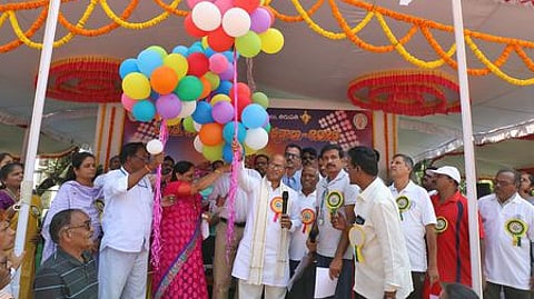 விளையாட்டு போட்டியை தொடங்கி வைத்த கூடுதல் செயல் அதிகாரி வெங்கய்ய சவுத்ரி.