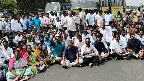 கடலூரில் செவ்வாய்க்கிழமை மறியலில் ஈடுபட்ட வருவாய்த்துறை சங்கங்களின் கூட்டமைப்பினா்.