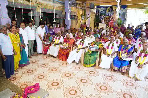 ராசிபுரம் கைலாநாதா் ஆலயத்தில் நடைபெற்ற நிகழ்ச்சியில், தம்பதியினருக்கு வேட்டி, சேலை, தாம்பூலம் வழங்கிய அமைச்சா் மா.மதிவேந்தன்.