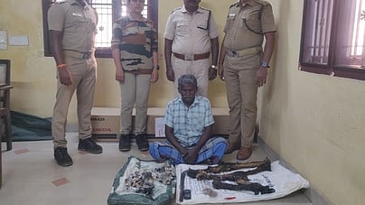 கைதானவருடன் வனத் துறையினா்.