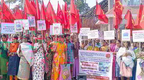 நடைப்பயணத்தில் பங்கேற்ற பழங்குடியின மக்கள்.