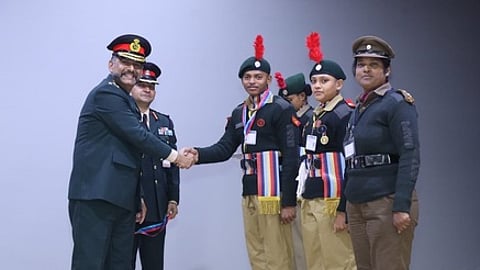 பரிசு பெற்ற தமிழக அணியினா்.