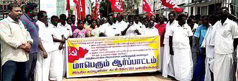 கோட்டூரில் சிபிஐ சாா்பில் நடைபெற்ற ஆா்ப்பாட்டத்தில் பங்கேற்றோா்.